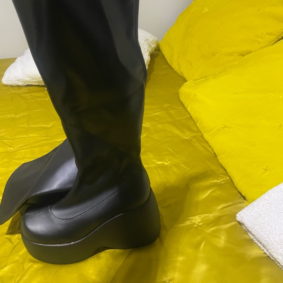 Sleek Knee high boot to fit any leg with platform bottom. Boot is light weight - Picture 2 of 4